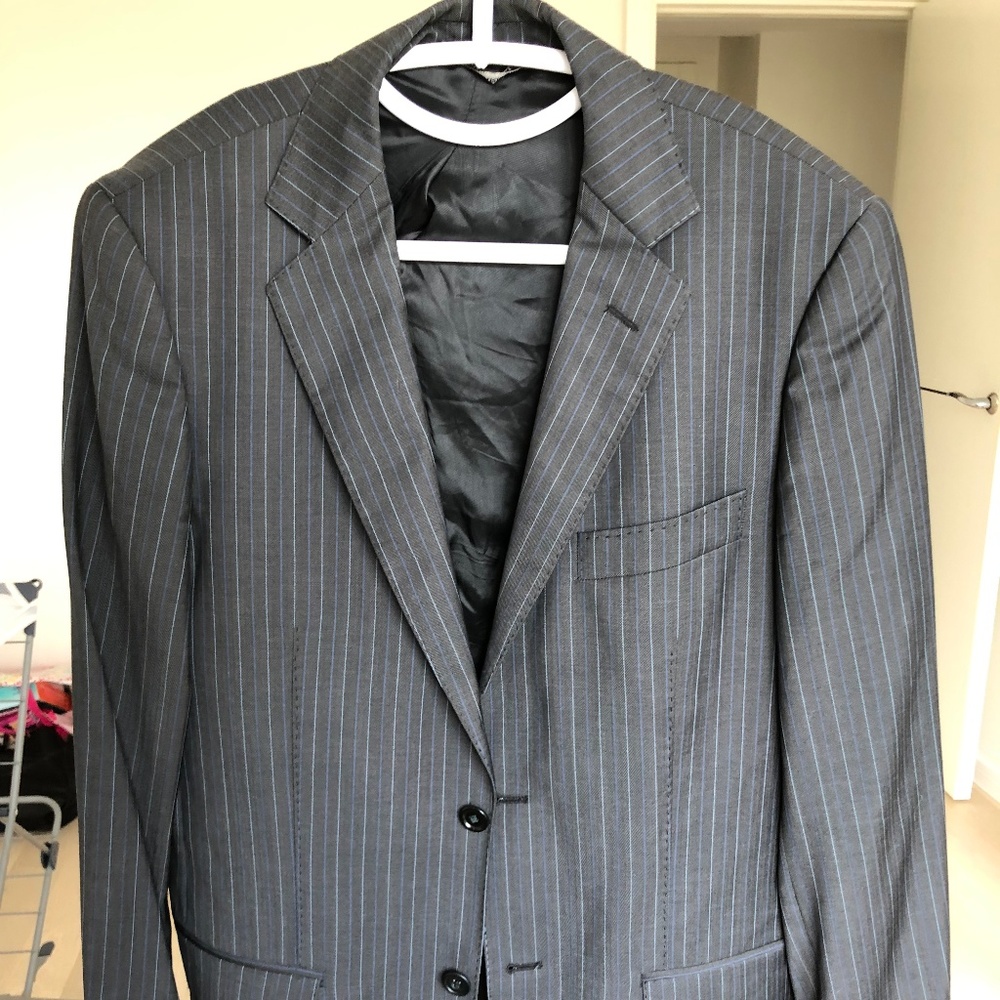 LOVELY SUITE WITH STRIPES. MODERN DESIGN. FITTED.